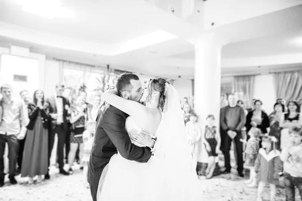 Primeira dança de casamento em coração de flores — Fotografia de Stock