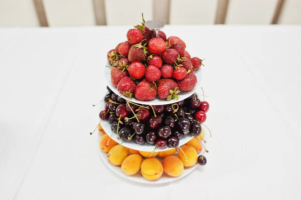 Pirâmide de frutas na recepção do casamento — Fotografia de Stock