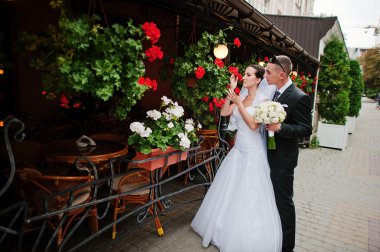 Genç aşıklar çift çiçekler yakınındaki düğün