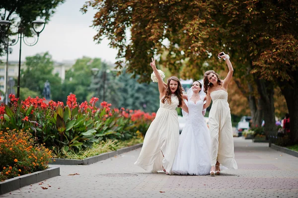 Les demoiselles d'honneur élégantes s'amusent avec la mariée — Photo