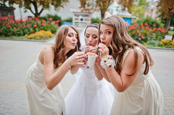 Young bridesmaid with bride drinking coffee — Stock Photo, Image