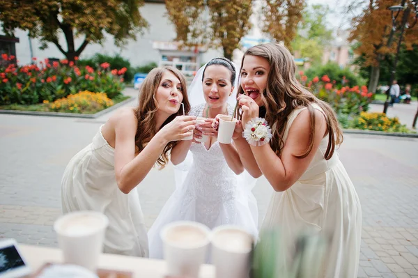Young bridesmaid with bride drinking coffee — Stock Photo, Image
