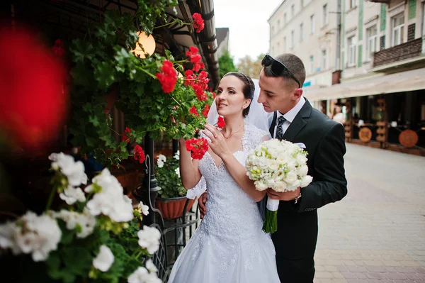 Молоді коханці весілля пара біля квітів — стокове фото