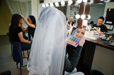 Genç güzel esmer gelin makyaj yapıyor sanatçı makyaj 