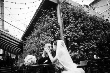 Sadece akış pub arka duvarda masada oturan evli