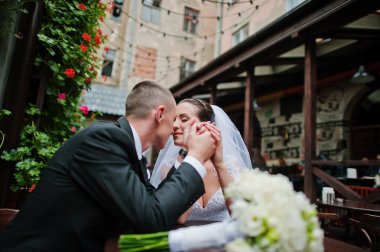 Sadece akış pub arka duvarda masada oturan evli