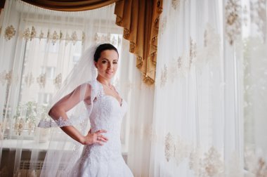 Perdeleri esmer geline