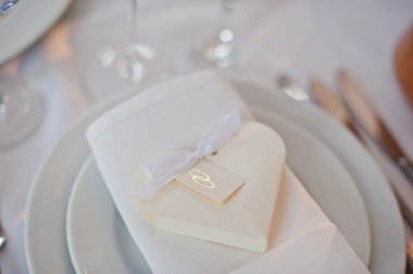 Düğün masa dekore edilmiş kalp 