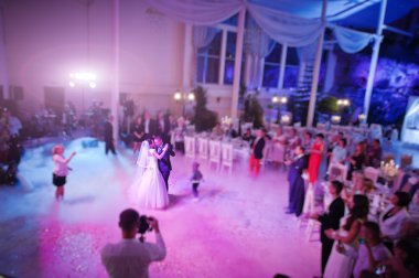 Korku veren ilk düğün dans ışıkları, konfeti ve duman
