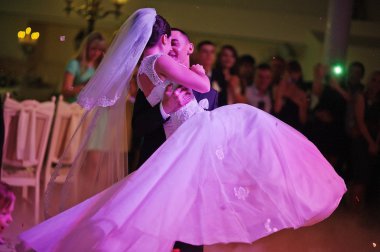 Korku veren ilk düğün dans ışıkları, konfeti ve duman