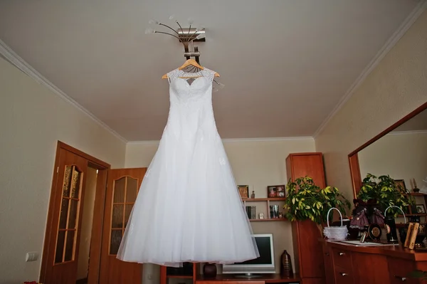 Witte bruiloft jurk op de kroonluchter — Stockfoto