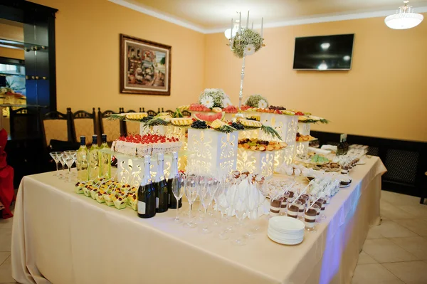 Mesa de recepción de boda perfecta de comida y bebida — Foto de Stock