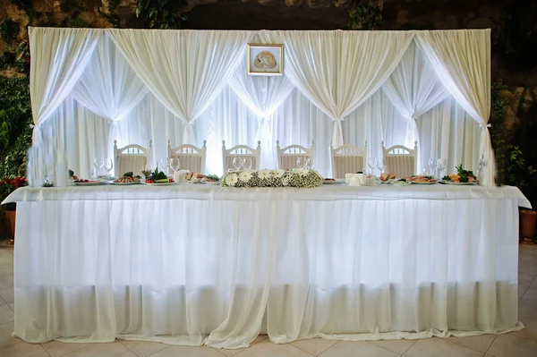 Fehér esküvői asztal az étteremben — Stock Fotó