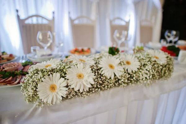 Weiße Blumen auf dem Hochzeitstisch — Stockfoto