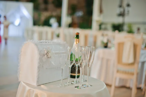 Verres vides de champagne à la fête de mariage — Photo