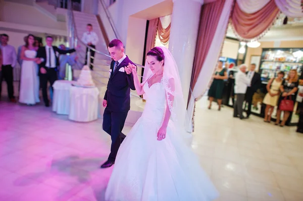 Awesome first wedding dance with lights, confetti and smoke — Stock Photo, Image