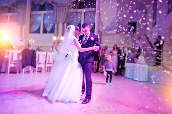 Impressionante primeira dança de casamento com luzes, confetes e fumaça — Fotografia de Stock