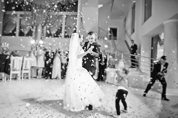 Korku veren ilk düğün dans ışıkları, konfeti ve duman — Stok fotoğraf