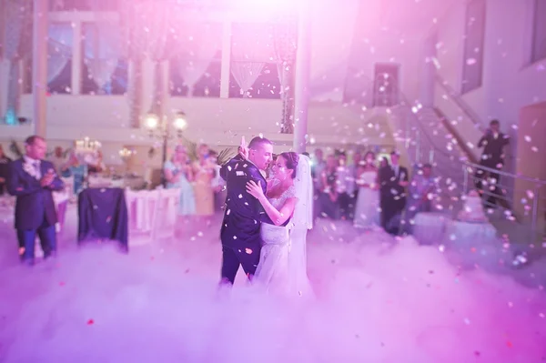 Impressionante prima danza nuziale con luci, coriandoli e fumo — Foto Stock