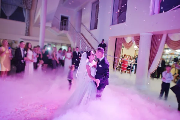 Erster Hochzeitstanz mit Lichtern, Konfetti und Rauch — Stockfoto