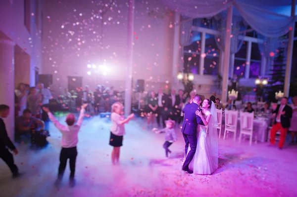 Awesome first wedding dance with lights, confetti and smoke — Stock Photo, Image