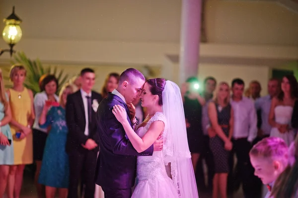 Impressionante primeira dança de casamento com luzes, confetes e fumaça — Fotografia de Stock