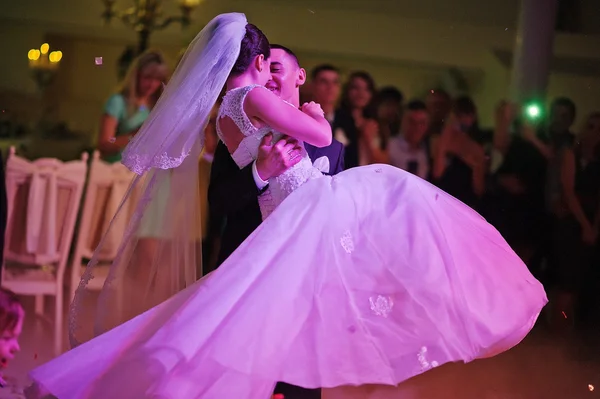 Impressionante prima danza nuziale con luci, coriandoli e fumo — Foto Stock