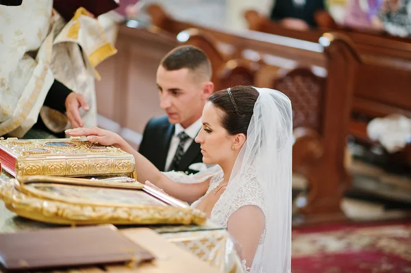 Ceremonia de boda en la iglesia — Foto de Stock