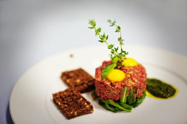 et ve çiğ yumurta beyaz arka plan üzerinde izole