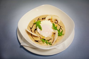 Beyaz arka plan üzerinde izole mantar ile orijinal kremalı çorba