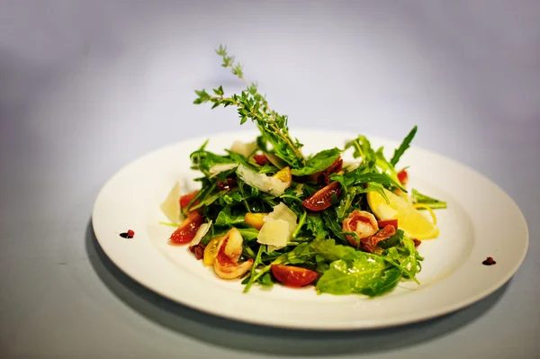 Originele salade geïsoleerd op witte achtergrond — Stockfoto