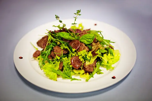 Salada original com cogumelos isolados no fundo branco — Fotografia de Stock