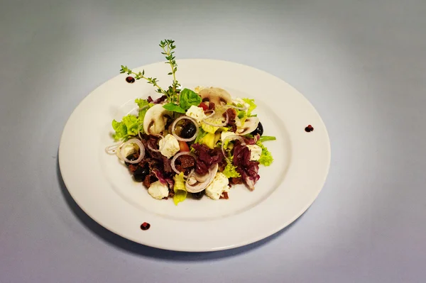 Salada original com cogumelos isolados no fundo branco — Fotografia de Stock