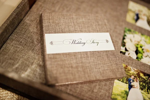 Серая и коричневая ткань бархатная свадебная книга и альбом — стоковое фото