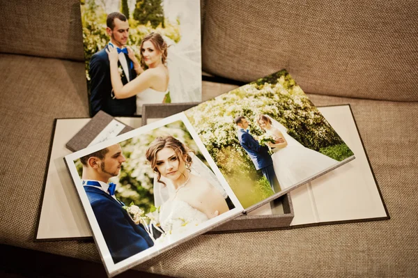 Livre et album de mariage en velours textile gris et marron avec pictur — Photo