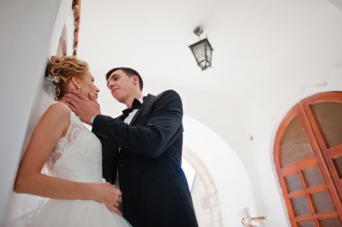 Ahşap kapılar yakınındaki yeni evliler