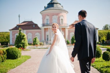 Damat ve gelin bölge enfes kale üzerinde