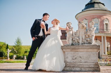 Damat ve gelin bölge enfes kale üzerinde