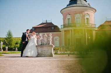 Damat ve gelin bölge enfes kale üzerinde