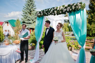 Sadece evli ve turkuaz arch ile düğün töreni