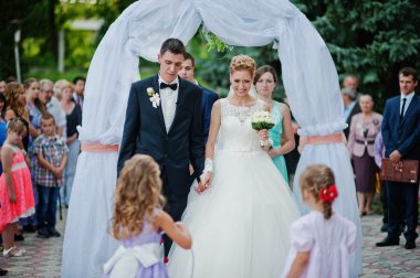 Sadece evli ve turkuaz arch ile düğün töreni