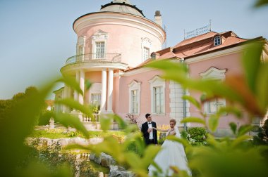 Damat ve gelin bölge enfes kale üzerinde