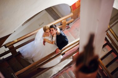 evlilik çift eski Saat Kulesi merdivende kal