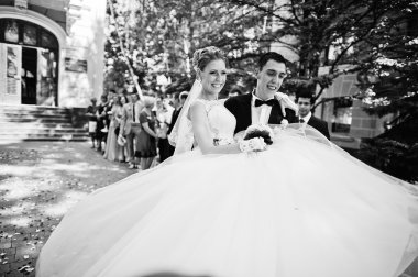 Mutlu ellerinde tutan Gelin Damat Düğün kayıt olduktan sonra