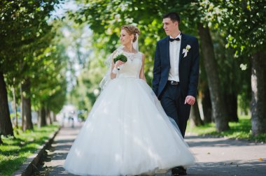 aşk Park'ta yürüyüş heyecan verici zarif Düğün çifti