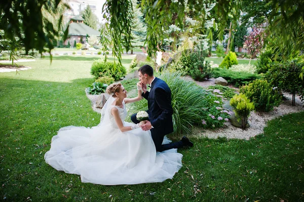 Exciting elegant wedding couple walking at park in love — Stock Photo, Image