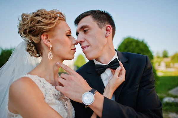 Mariée et marié se touchent de près — Photo