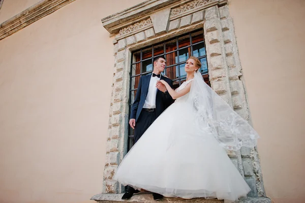 Fundo recém-casados na janela de pedra velha — Fotografia de Stock