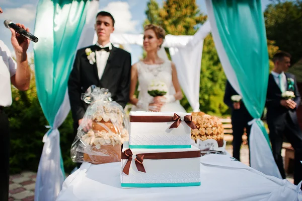 Apenas casado e cerimônia de casamento com arco turquesa — Fotografia de Stock