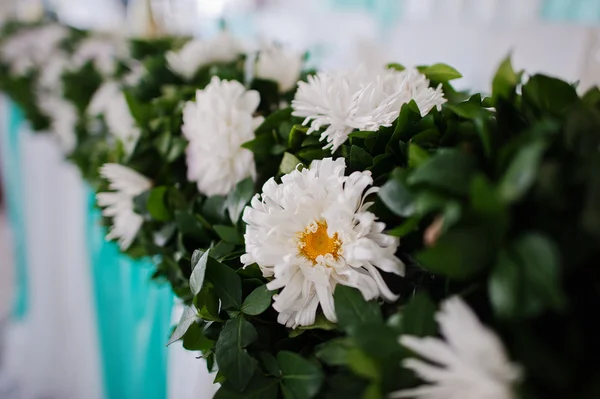 Blumen auf dem Tisch von Frischvermählten — Stockfoto